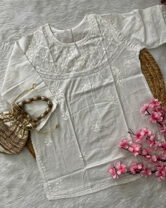 Dania White Short With Lace